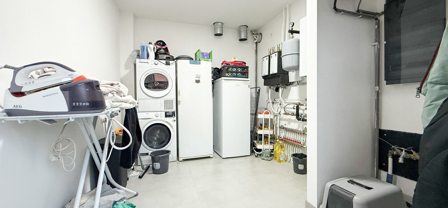 Bij ImmoFusion 7/7 &ldquo;open huis&rdquo;: klik op onze 3D-TOUR.
Ervaar vastgoed alsof je er zelf doorloopt!

Stap binnen in deze uitzonderlijk moderne nieuwbouwwoning (2024), ideaal gelegen als open bebouwing op een ruim hoekperceel van 528m&sup2; in Koersel. Deze 