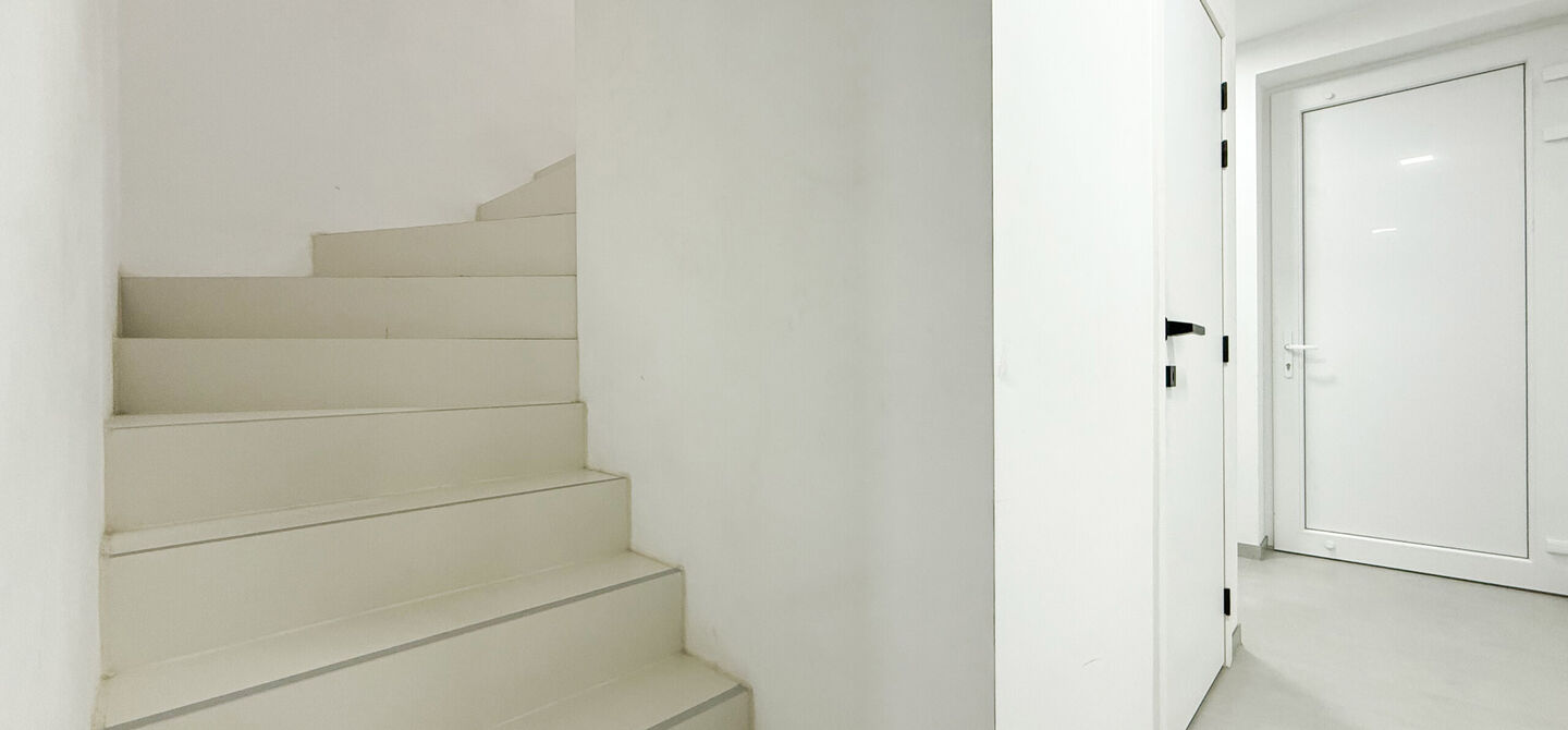 Bij ImmoFusion 7/7 &ldquo;open huis&rdquo;: klik op onze 3D-TOUR.
Ervaar vastgoed alsof je er zelf doorloopt!

Stap binnen in deze uitzonderlijk moderne nieuwbouwwoning (2024), ideaal gelegen als open bebouwing op een ruim hoekperceel van 528m&sup2; in Koersel. Deze 