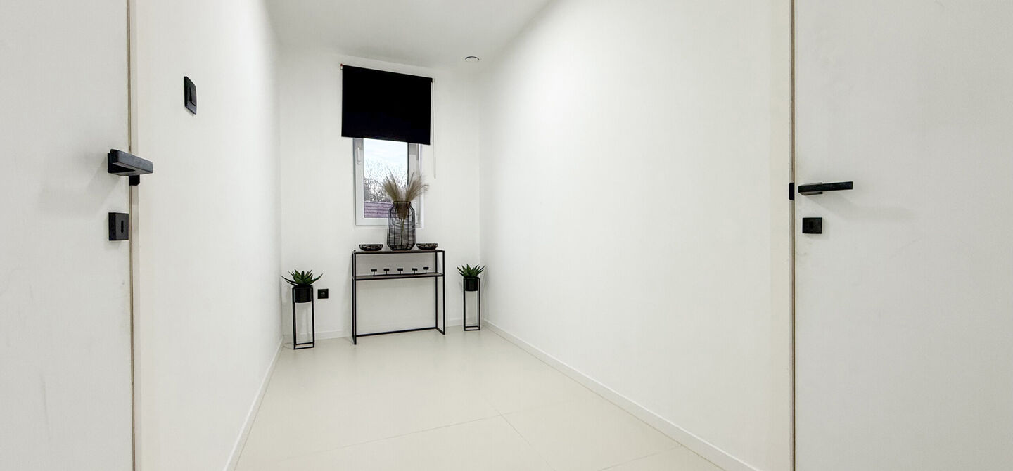 Bij ImmoFusion 7/7 &ldquo;open huis&rdquo;: klik op onze 3D-TOUR.
Ervaar vastgoed alsof je er zelf doorloopt!

Stap binnen in deze uitzonderlijk moderne nieuwbouwwoning (2024), ideaal gelegen als open bebouwing op een ruim hoekperceel van 528m&sup2; in Koersel. Deze 