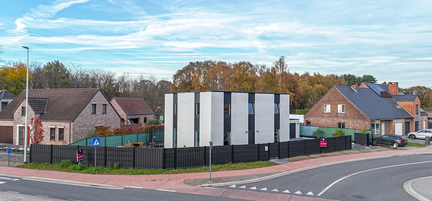 Bij ImmoFusion 7/7 &ldquo;open huis&rdquo;: klik op onze 3D-TOUR.
Ervaar vastgoed alsof je er zelf doorloopt!

Stap binnen in deze uitzonderlijk moderne nieuwbouwwoning (2024), ideaal gelegen als open bebouwing op een ruim hoekperceel van 528m&sup2; in Koersel. Deze 
