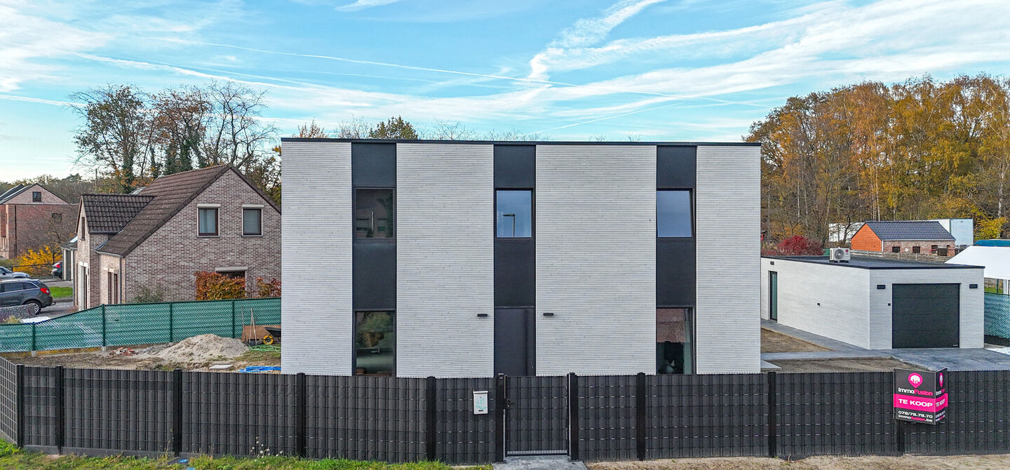 Bij ImmoFusion 7/7 &ldquo;open huis&rdquo;: klik op onze 3D-TOUR.
Ervaar vastgoed alsof je er zelf doorloopt!

Stap binnen in deze uitzonderlijk moderne nieuwbouwwoning (2024), ideaal gelegen als open bebouwing op een ruim hoekperceel van 528m&sup2; in Koersel. Deze 