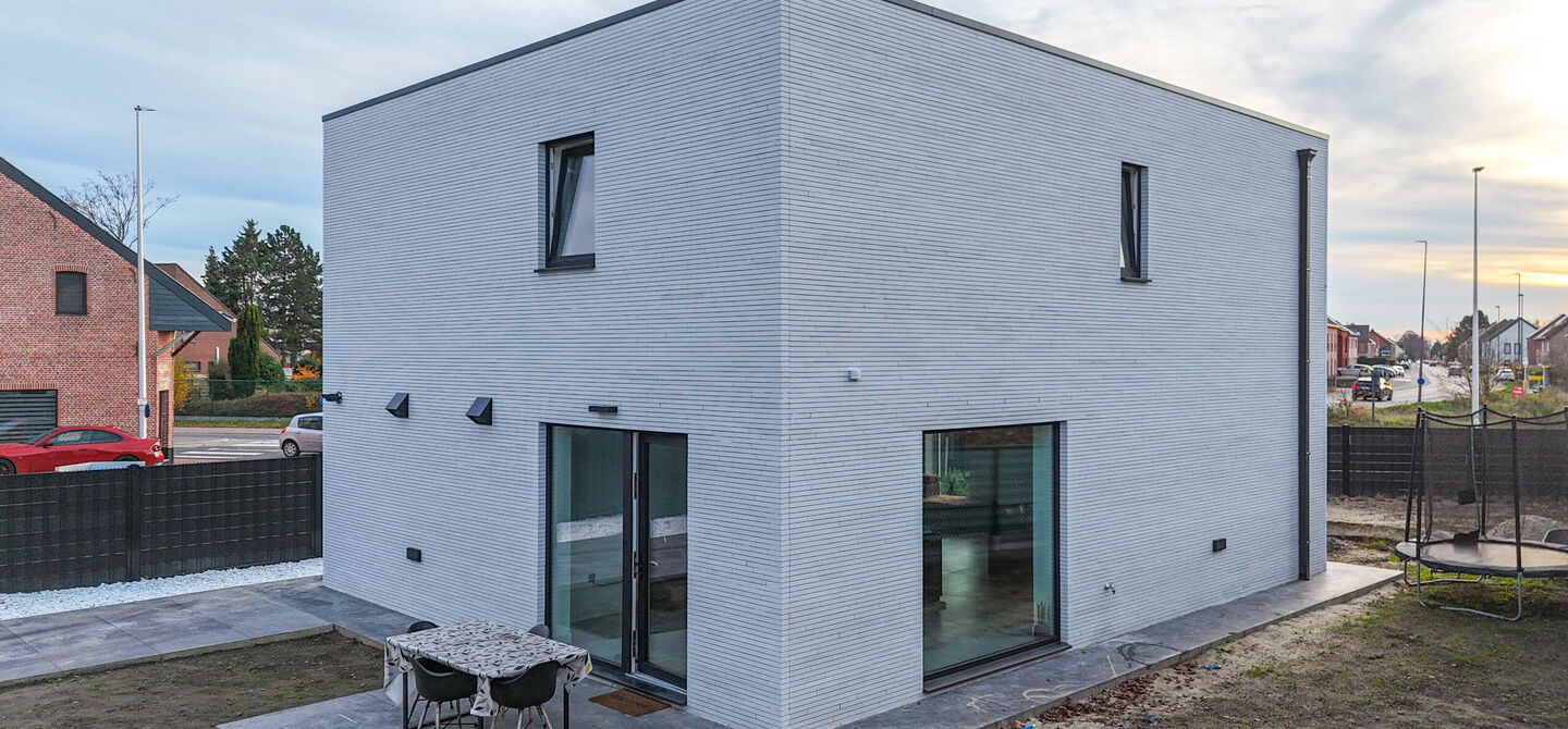 Bij ImmoFusion 7/7 &ldquo;open huis&rdquo;: klik op onze 3D-TOUR.
Ervaar vastgoed alsof je er zelf doorloopt!

Stap binnen in deze uitzonderlijk moderne nieuwbouwwoning (2024), ideaal gelegen als open bebouwing op een ruim hoekperceel van 528m&sup2; in Koersel. Deze 
