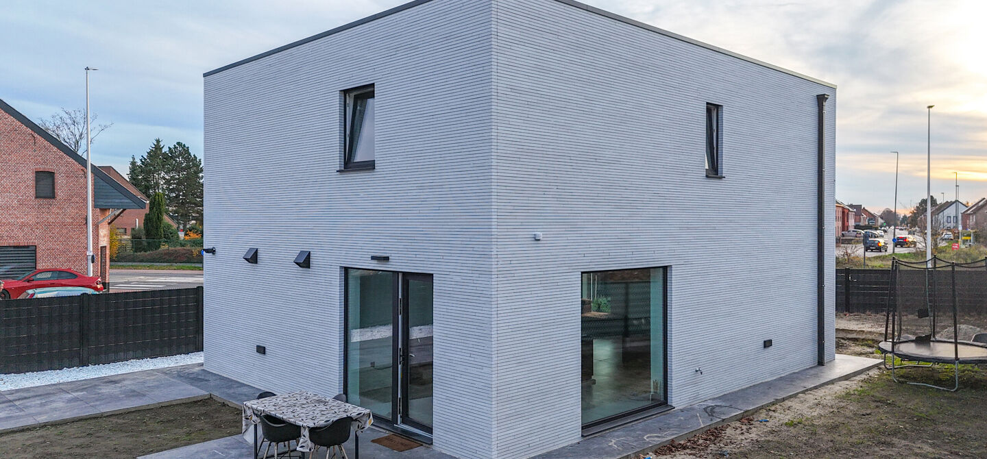 Bij ImmoFusion 7/7 &ldquo;open huis&rdquo;: klik op onze 3D-TOUR.
Ervaar vastgoed alsof je er zelf doorloopt!

Stap binnen in deze uitzonderlijk moderne nieuwbouwwoning (2024), ideaal gelegen als open bebouwing op een ruim hoekperceel van 528m&sup2; in Koersel. Deze 