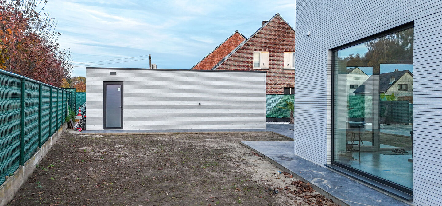 Bij ImmoFusion 7/7 &ldquo;open huis&rdquo;: klik op onze 3D-TOUR.
Ervaar vastgoed alsof je er zelf doorloopt!

Stap binnen in deze uitzonderlijk moderne nieuwbouwwoning (2024), ideaal gelegen als open bebouwing op een ruim hoekperceel van 528m&sup2; in Koersel. Deze 