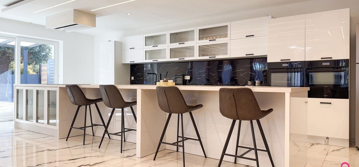 Bij ImmoFusion 7/7 &ldquo;open huis&rdquo;: klik op onze 3D-TOUR.
Ervaar vastgoed alsof je er zelf doorloopt!

Ontdek deze indrukwekkende open bebouwing in de Tervantstraat 198 te Paal, een woning die in 2025 een volledige transformatie kreeg en vandaag bijna als