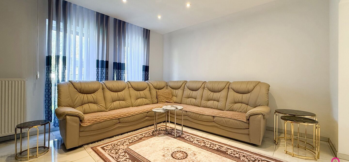 Bij ImmoFusion 7/7 &ldquo;open huis&rdquo;: klik op onze 3D-TOUR.
Ervaar vastgoed alsof je er zelf doorloopt!

Ontdek deze indrukwekkende open bebouwing in de Tervantstraat 198 te Paal, een woning die in 2025 een volledige transformatie kreeg en vandaag bijna als