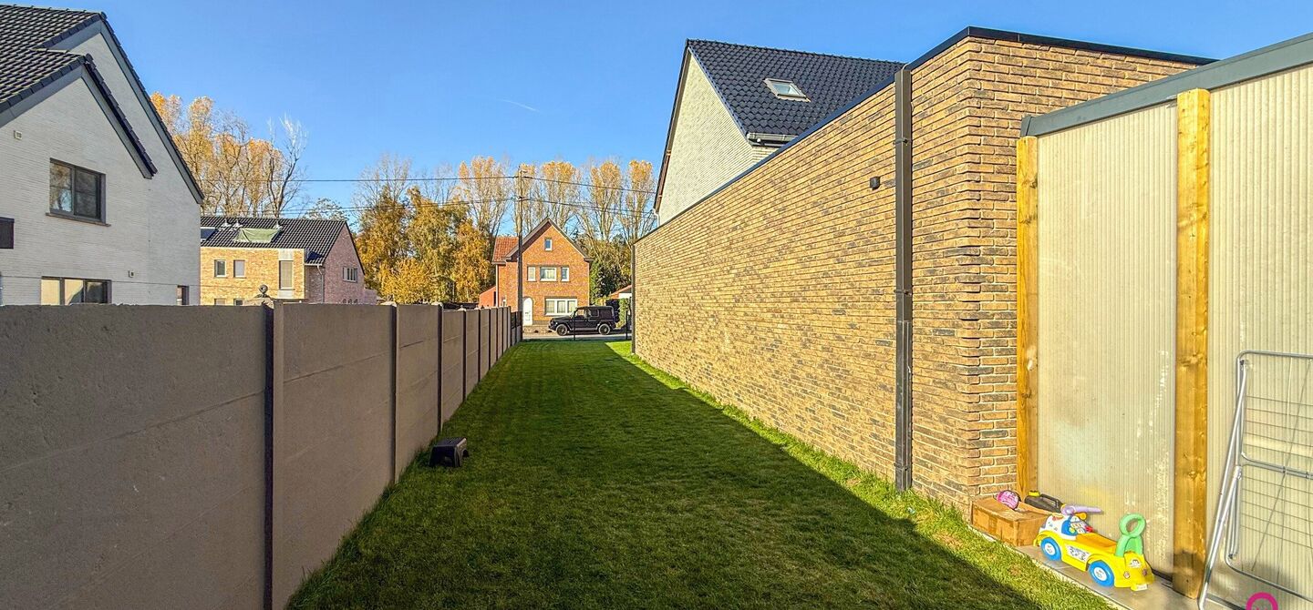Bij ImmoFusion 7/7 &ldquo;open huis&rdquo;: klik op onze 3D-TOUR.
Ervaar vastgoed alsof je er zelf doorloopt!

Ontdek deze indrukwekkende open bebouwing in de Tervantstraat 198 te Paal, een woning die in 2025 een volledige transformatie kreeg en vandaag bijna als