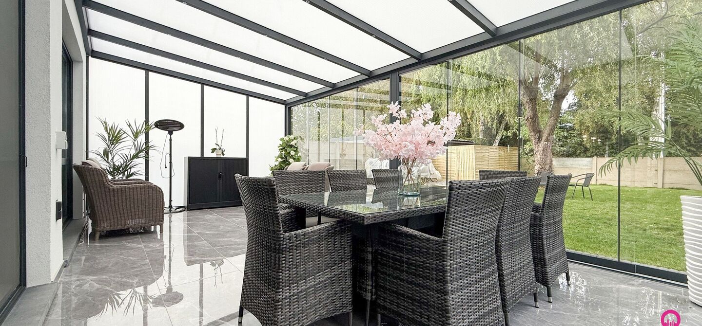 Bij ImmoFusion 7/7 &ldquo;open huis&rdquo; : klik op onze 3D-TOUR.

Ervaar vastgoed alsof je er zelf doorloopt!

Stap binnen in deze prachtig gerenoveerde woning uit 2024, gelegen in een rustige doodlopende straat langs het kanaal van Beringen. Met een bewoonbare