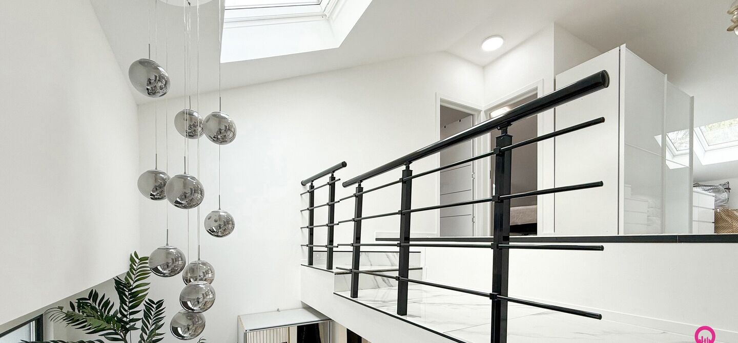 Bij ImmoFusion 7/7 &ldquo;open huis&rdquo; : klik op onze 3D-TOUR.

Ervaar vastgoed alsof je er zelf doorloopt!

Stap binnen in deze prachtig gerenoveerde woning uit 2024, gelegen in een rustige doodlopende straat langs het kanaal van Beringen. Met een bewoonbare