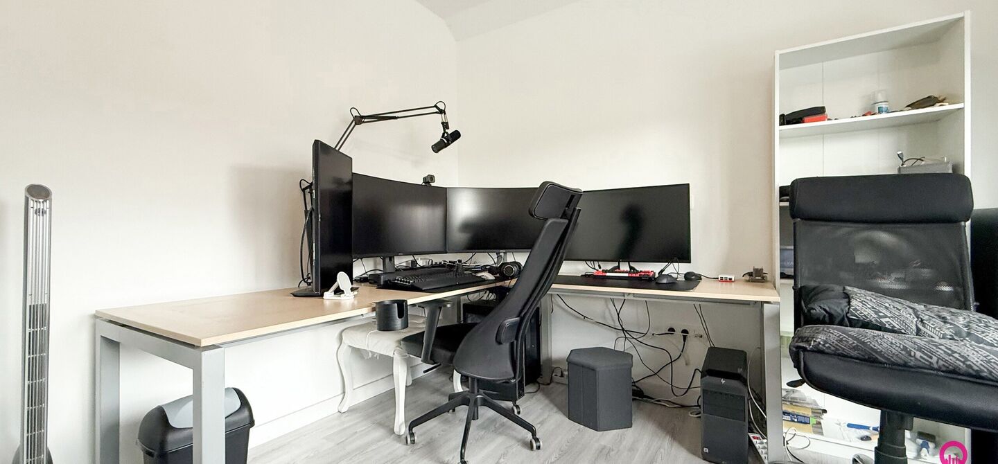 Bij ImmoFusion 7/7 &ldquo;open huis&rdquo; : klik op onze 3D-TOUR.

Ervaar vastgoed alsof je er zelf doorloopt!

Stap binnen in deze prachtig gerenoveerde woning uit 2024, gelegen in een rustige doodlopende straat langs het kanaal van Beringen. Met een bewoonbare