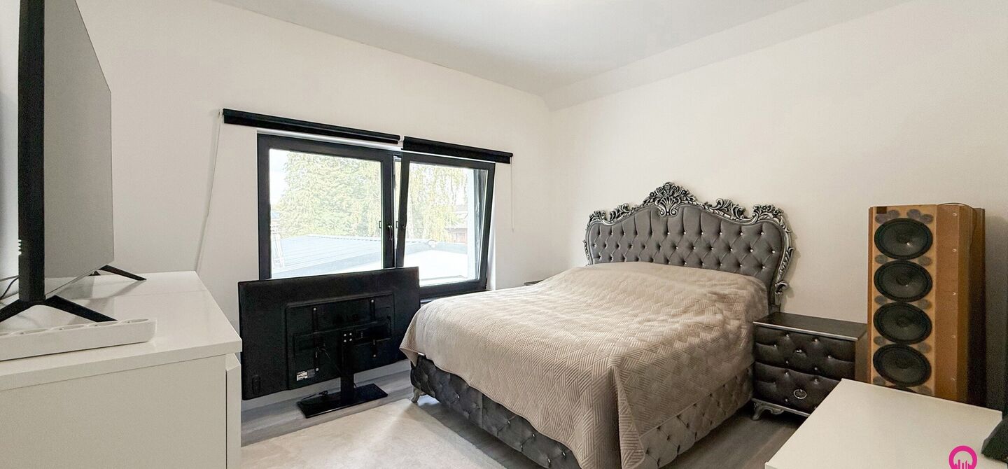 Bij ImmoFusion 7/7 &ldquo;open huis&rdquo; : klik op onze 3D-TOUR.

Ervaar vastgoed alsof je er zelf doorloopt!

Stap binnen in deze prachtig gerenoveerde woning uit 2024, gelegen in een rustige doodlopende straat langs het kanaal van Beringen. Met een bewoonbare