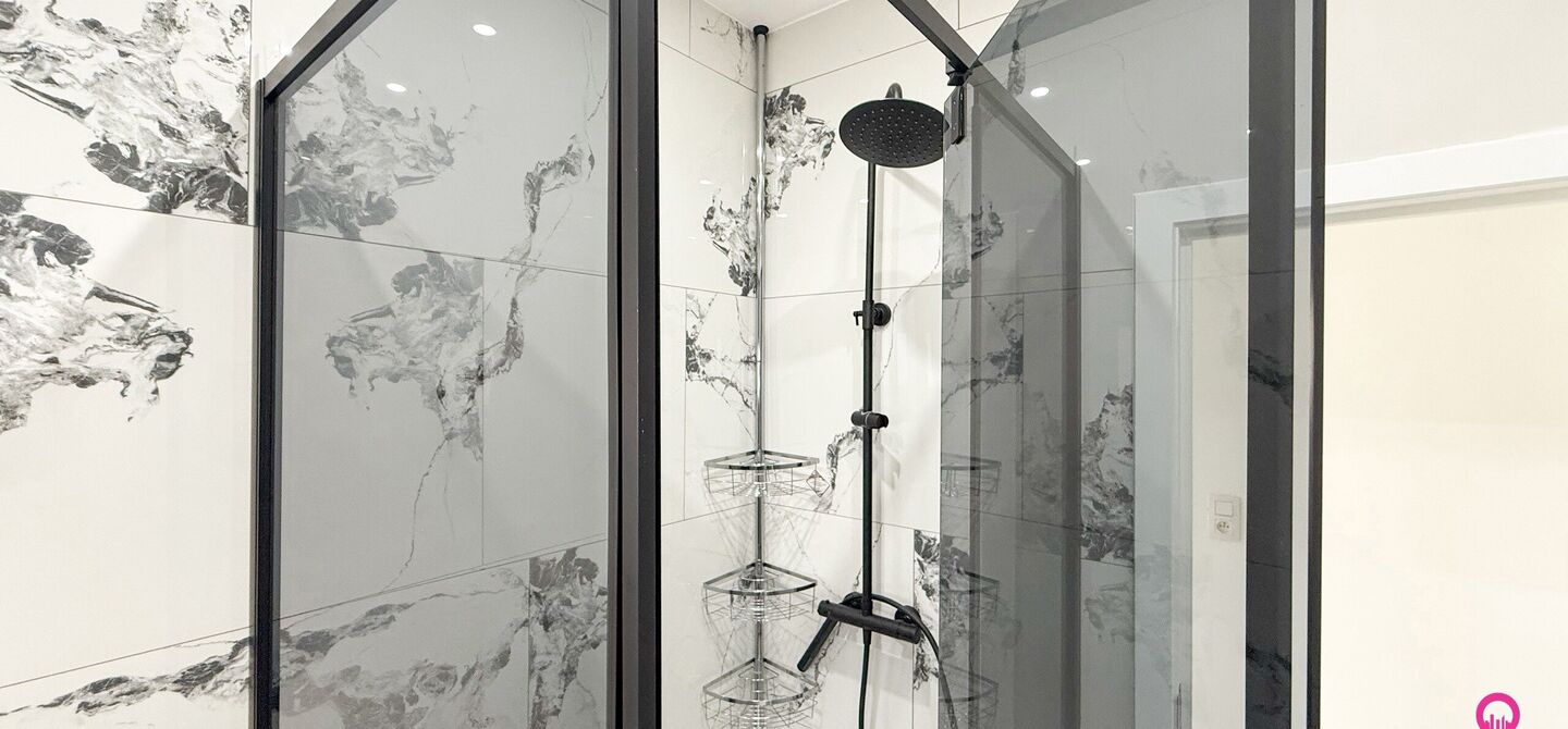 Bij ImmoFusion 7/7 &ldquo;open huis&rdquo; : klik op onze 3D-TOUR.

Ervaar vastgoed alsof je er zelf doorloopt!

Stap binnen in deze prachtig gerenoveerde woning uit 2024, gelegen in een rustige doodlopende straat langs het kanaal van Beringen. Met een bewoonbare