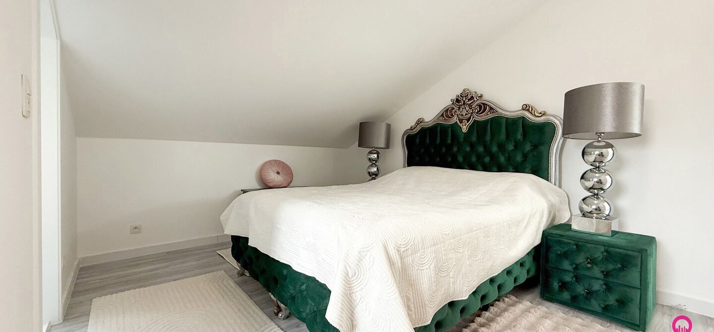 Bij ImmoFusion 7/7 &ldquo;open huis&rdquo; : klik op onze 3D-TOUR.

Ervaar vastgoed alsof je er zelf doorloopt!

Stap binnen in deze prachtig gerenoveerde woning uit 2024, gelegen in een rustige doodlopende straat langs het kanaal van Beringen. Met een bewoonbare