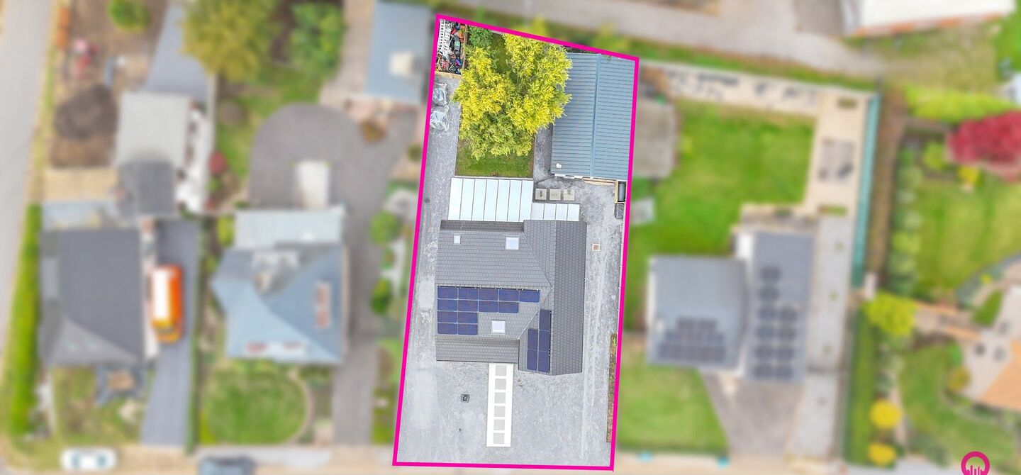 Bij ImmoFusion 7/7 &ldquo;open huis&rdquo; : klik op onze 3D-TOUR.

Ervaar vastgoed alsof je er zelf doorloopt!

Stap binnen in deze prachtig gerenoveerde woning uit 2024, gelegen in een rustige doodlopende straat langs het kanaal van Beringen. Met een bewoonbare