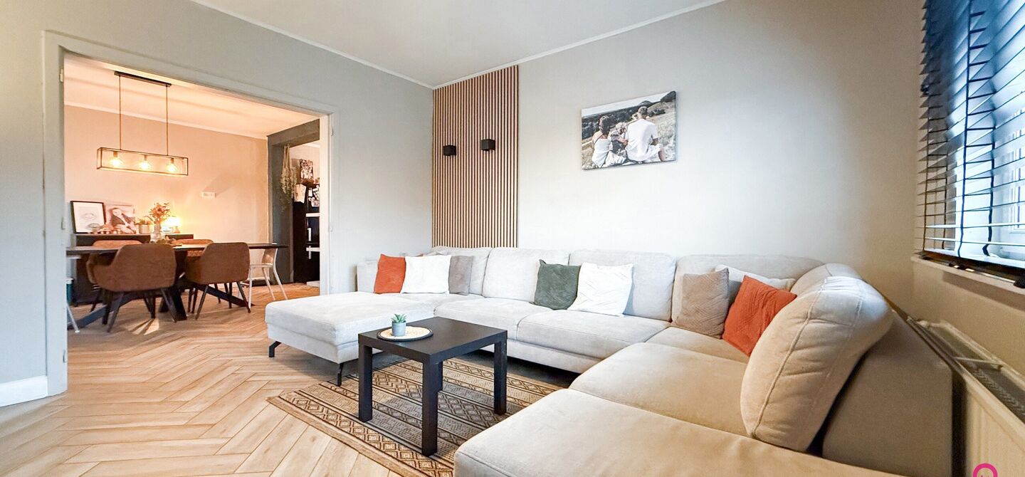 Bij ImmoFusion 7/7 “open huis” : klik op onze 3D-TOUR.
Ervaar vastgoed alsof je er zelf doorloopt!
Welkom in deze charmante open bebouwing, gelegen in een rustige straat nabij het gezellige Koersel Kapelleke en het centrum van Koersel. Deze woning co