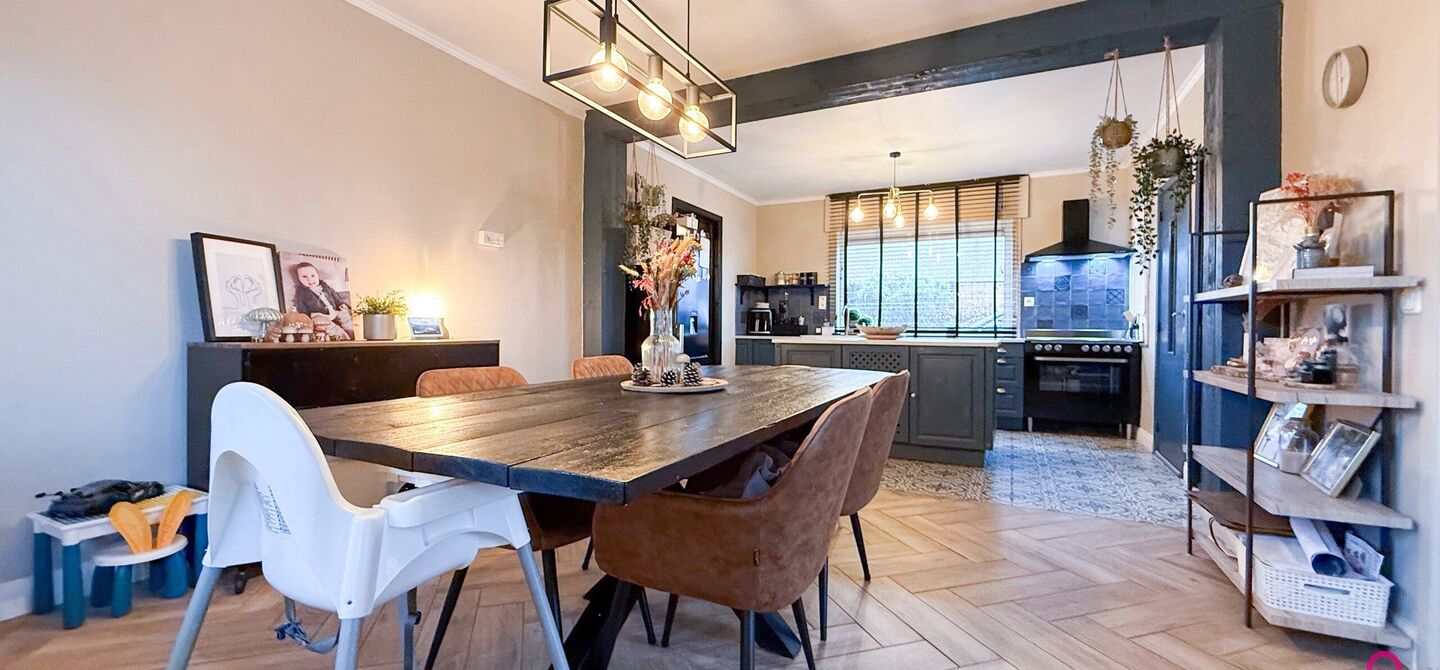 Bij ImmoFusion 7/7 “open huis” : klik op onze 3D-TOUR.
Ervaar vastgoed alsof je er zelf doorloopt!
Welkom in deze charmante open bebouwing, gelegen in een rustige straat nabij het gezellige Koersel Kapelleke en het centrum van Koersel. Deze woning co