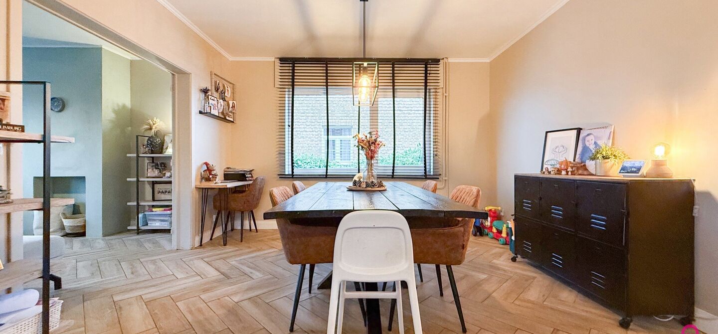 Bij ImmoFusion 7/7 “open huis” : klik op onze 3D-TOUR.
Ervaar vastgoed alsof je er zelf doorloopt!
Welkom in deze charmante open bebouwing, gelegen in een rustige straat nabij het gezellige Koersel Kapelleke en het centrum van Koersel. Deze woning co