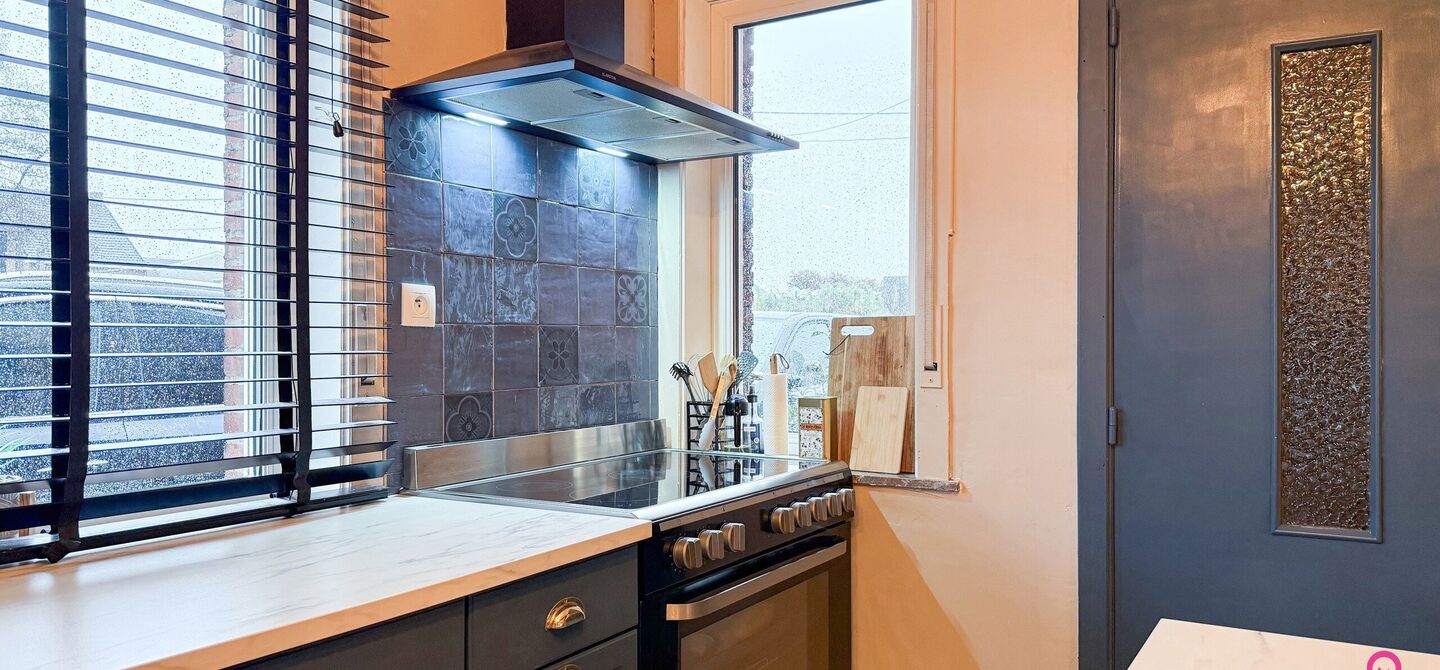 Bij ImmoFusion 7/7 “open huis” : klik op onze 3D-TOUR.
Ervaar vastgoed alsof je er zelf doorloopt!
Welkom in deze charmante open bebouwing, gelegen in een rustige straat nabij het gezellige Koersel Kapelleke en het centrum van Koersel. Deze woning co