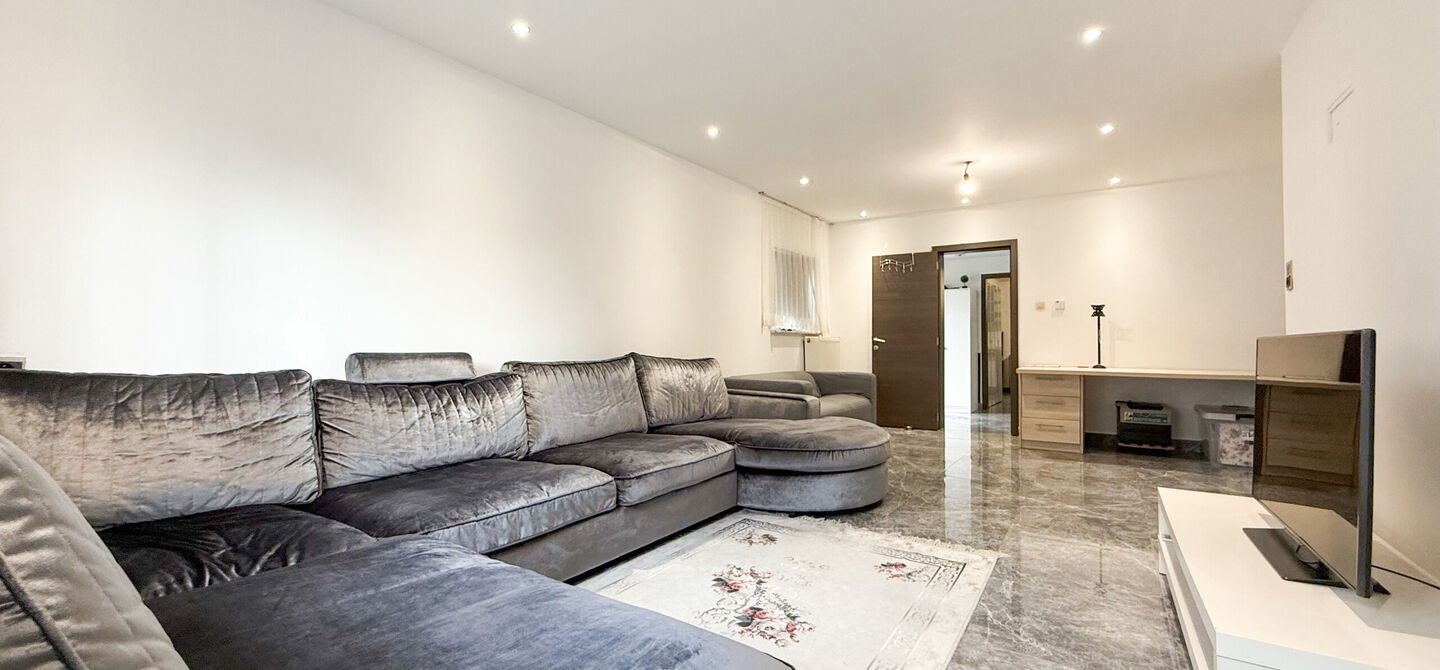 Bij ImmoFusion 7/7 “open huis”: klik op onze 3D-TOUR.
Ervaar vastgoed alsof je er zelf doorloopt!
Ontdek deze charmante halfopen woning aan de Tennisstraat 17 in Beringen, waar comfort, karakter en recente renovaties samenkomen. Dankzij de grondige v