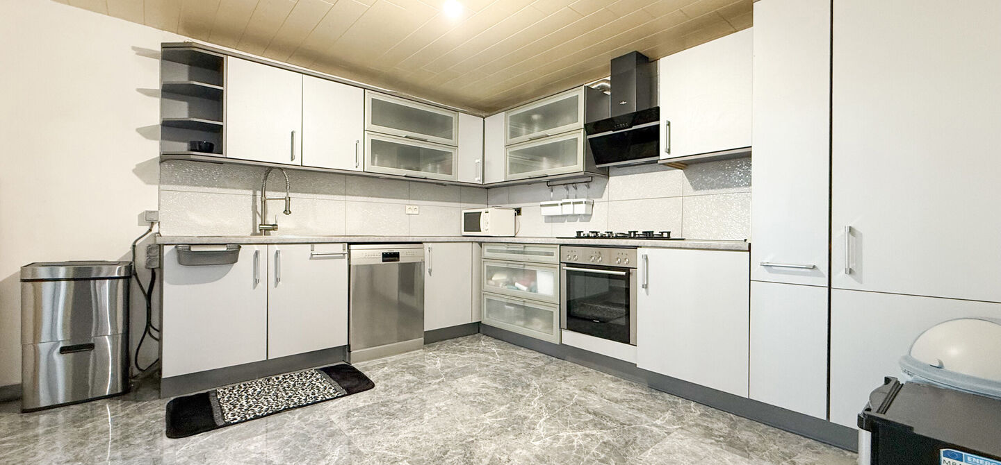 Bij ImmoFusion 7/7 “open huis”: klik op onze 3D-TOUR.
Ervaar vastgoed alsof je er zelf doorloopt!
Ontdek deze charmante halfopen woning aan de Tennisstraat 17 in Beringen, waar comfort, karakter en recente renovaties samenkomen. Dankzij de grondige v