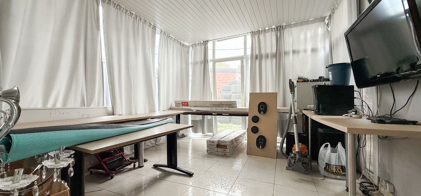 Bij ImmoFusion 7/7 “open huis”: klik op onze 3D-TOUR.
Ervaar vastgoed alsof je er zelf doorloopt!
Ontdek deze charmante halfopen woning aan de Tennisstraat 17 in Beringen, waar comfort, karakter en recente renovaties samenkomen. Dankzij de grondige v