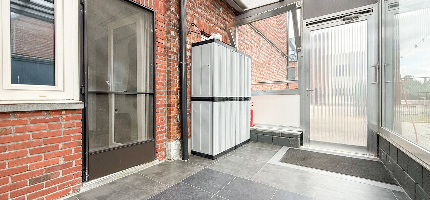 Bij ImmoFusion 7/7 “open huis”: klik op onze 3D-TOUR.
Ervaar vastgoed alsof je er zelf doorloopt!
Ontdek deze charmante halfopen woning aan de Tennisstraat 17 in Beringen, waar comfort, karakter en recente renovaties samenkomen. Dankzij de grondige v