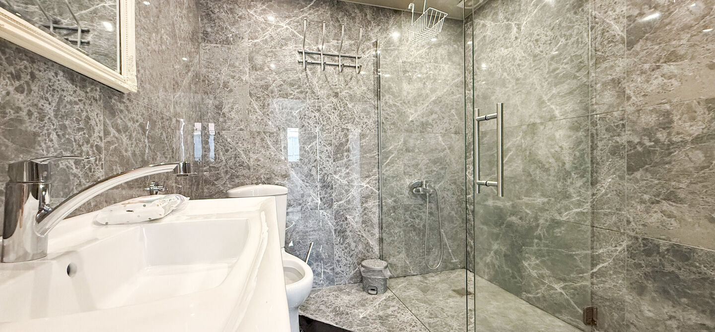 Bij ImmoFusion 7/7 “open huis”: klik op onze 3D-TOUR.
Ervaar vastgoed alsof je er zelf doorloopt!
Ontdek deze charmante halfopen woning aan de Tennisstraat 17 in Beringen, waar comfort, karakter en recente renovaties samenkomen. Dankzij de grondige v