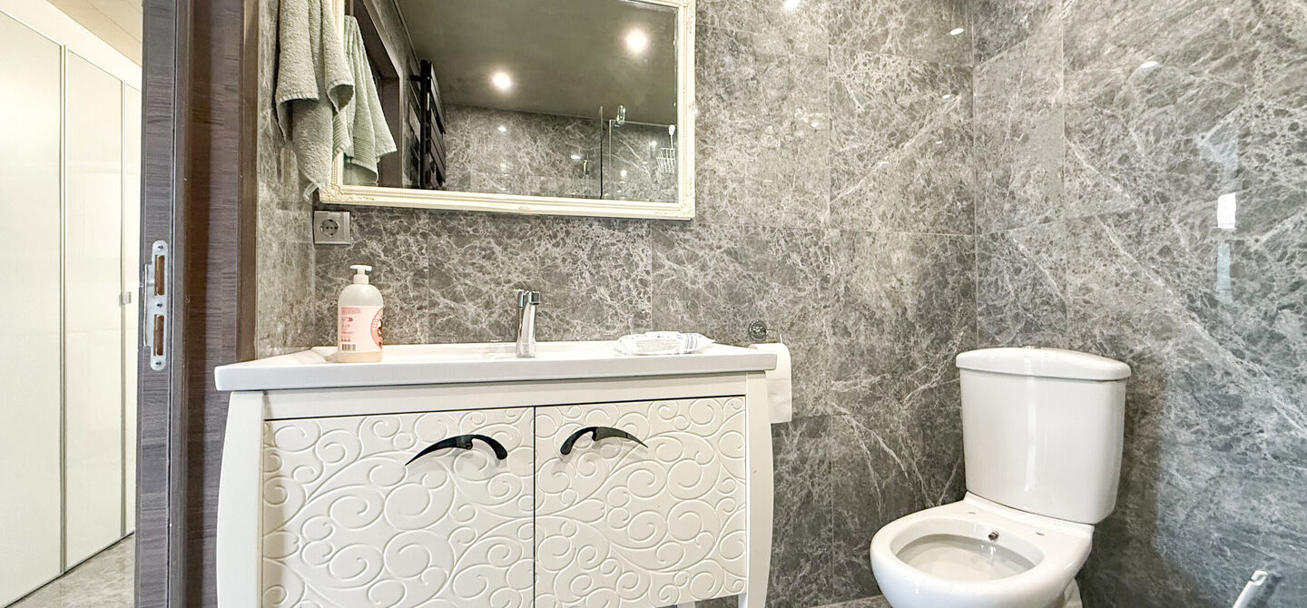 Bij ImmoFusion 7/7 “open huis”: klik op onze 3D-TOUR.
Ervaar vastgoed alsof je er zelf doorloopt!
Ontdek deze charmante halfopen woning aan de Tennisstraat 17 in Beringen, waar comfort, karakter en recente renovaties samenkomen. Dankzij de grondige v