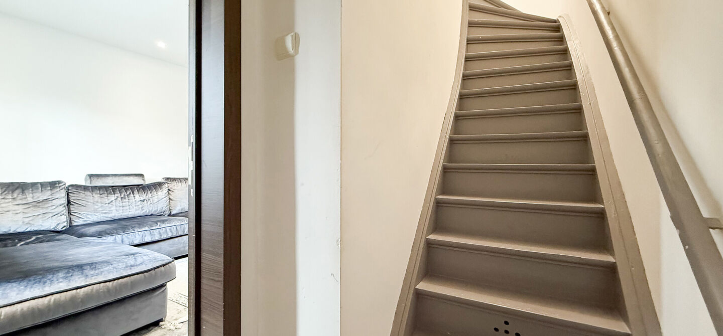 Bij ImmoFusion 7/7 “open huis”: klik op onze 3D-TOUR.
Ervaar vastgoed alsof je er zelf doorloopt!
Ontdek deze charmante halfopen woning aan de Tennisstraat 17 in Beringen, waar comfort, karakter en recente renovaties samenkomen. Dankzij de grondige v