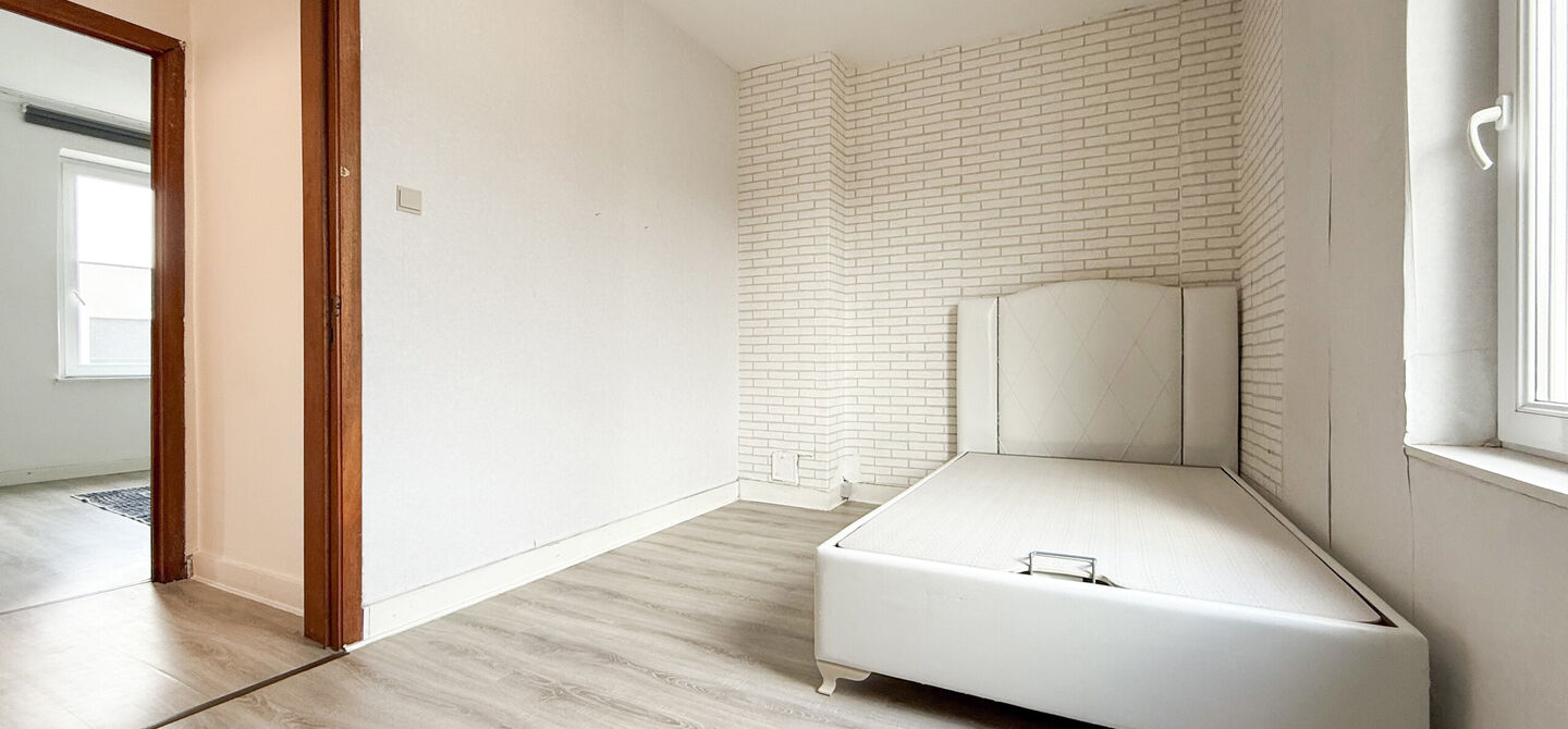 Bij ImmoFusion 7/7 “open huis”: klik op onze 3D-TOUR.
Ervaar vastgoed alsof je er zelf doorloopt!
Ontdek deze charmante halfopen woning aan de Tennisstraat 17 in Beringen, waar comfort, karakter en recente renovaties samenkomen. Dankzij de grondige v