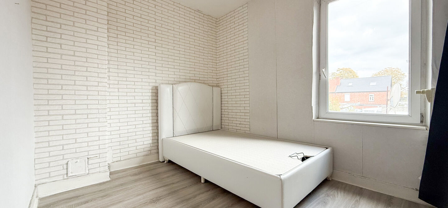 Bij ImmoFusion 7/7 “open huis”: klik op onze 3D-TOUR.
Ervaar vastgoed alsof je er zelf doorloopt!
Ontdek deze charmante halfopen woning aan de Tennisstraat 17 in Beringen, waar comfort, karakter en recente renovaties samenkomen. Dankzij de grondige v