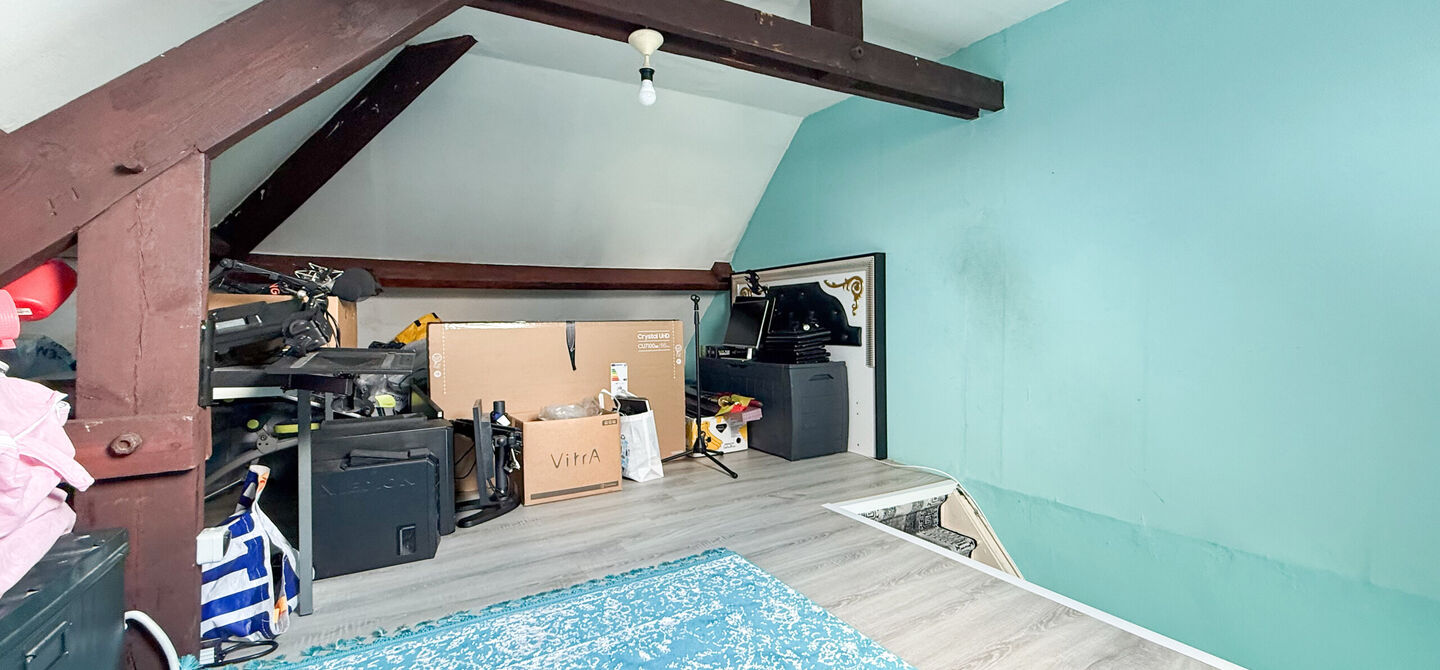 Bij ImmoFusion 7/7 “open huis”: klik op onze 3D-TOUR.
Ervaar vastgoed alsof je er zelf doorloopt!
Ontdek deze charmante halfopen woning aan de Tennisstraat 17 in Beringen, waar comfort, karakter en recente renovaties samenkomen. Dankzij de grondige v