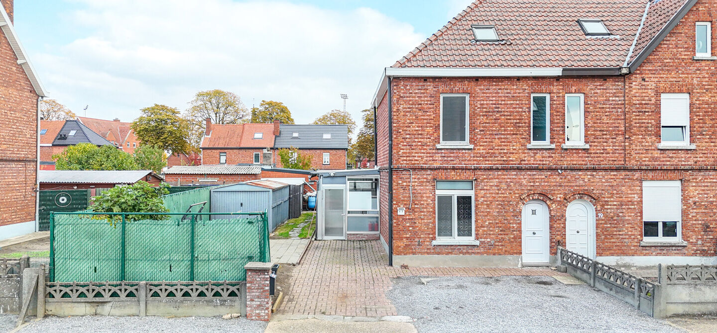 Bij ImmoFusion 7/7 “open huis”: klik op onze 3D-TOUR.
Ervaar vastgoed alsof je er zelf doorloopt!
Ontdek deze charmante halfopen woning aan de Tennisstraat 17 in Beringen, waar comfort, karakter en recente renovaties samenkomen. Dankzij de grondige v