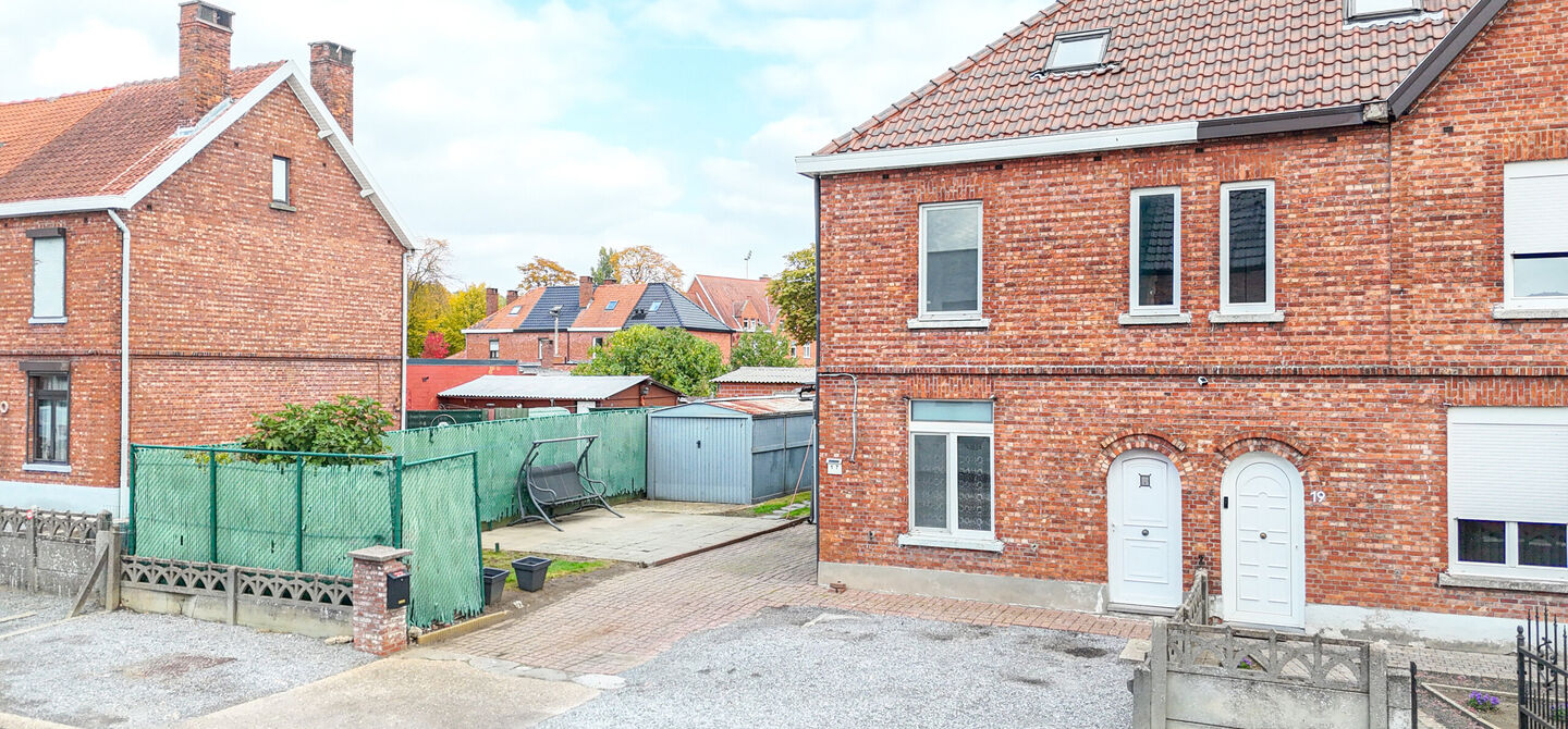 Bij ImmoFusion 7/7 “open huis”: klik op onze 3D-TOUR.
Ervaar vastgoed alsof je er zelf doorloopt!
Ontdek deze charmante halfopen woning aan de Tennisstraat 17 in Beringen, waar comfort, karakter en recente renovaties samenkomen. Dankzij de grondige v