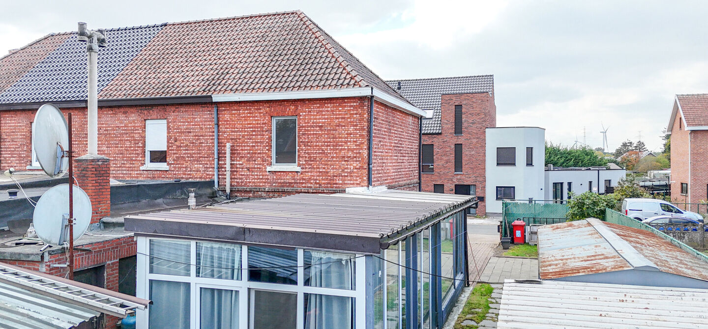 Bij ImmoFusion 7/7 “open huis”: klik op onze 3D-TOUR.
Ervaar vastgoed alsof je er zelf doorloopt!
Ontdek deze charmante halfopen woning aan de Tennisstraat 17 in Beringen, waar comfort, karakter en recente renovaties samenkomen. Dankzij de grondige v