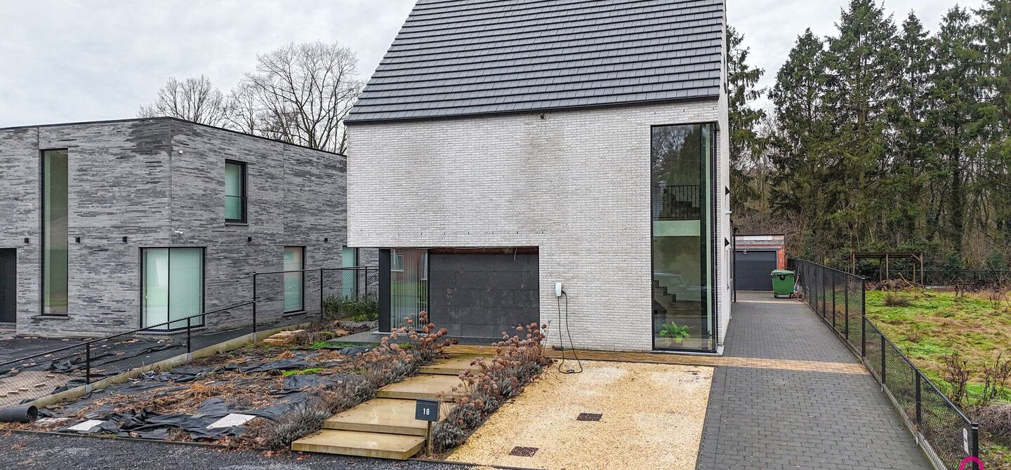 Bij ImmoFusion 7/7 &ldquo;open huis&rdquo; : klik op onze 3D-TOUR.
Ervaar vastgoed alsof je er zelf doorloopt!

Welkom in deze uitzonderlijke open bebouwing, gelegen op Witte Weg 18 te Koersel, waar moderne architectuur, ruimte en comfort naadloos samenvloeien. D