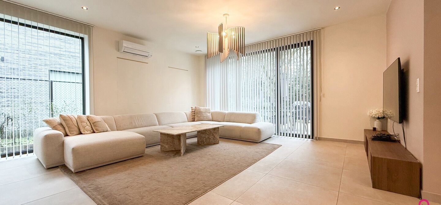 Bij ImmoFusion 7/7 &ldquo;open huis&rdquo; : klik op onze 3D-TOUR.
Ervaar vastgoed alsof je er zelf doorloopt!

Welkom in deze uitzonderlijke open bebouwing, gelegen op Witte Weg 18 te Koersel, waar moderne architectuur, ruimte en comfort naadloos samenvloeien. D