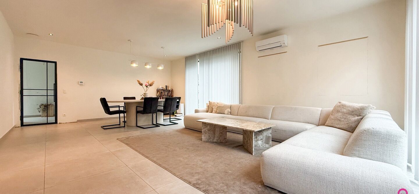 Bij ImmoFusion 7/7 &ldquo;open huis&rdquo; : klik op onze 3D-TOUR.
Ervaar vastgoed alsof je er zelf doorloopt!

Welkom in deze uitzonderlijke open bebouwing, gelegen op Witte Weg 18 te Koersel, waar moderne architectuur, ruimte en comfort naadloos samenvloeien. D