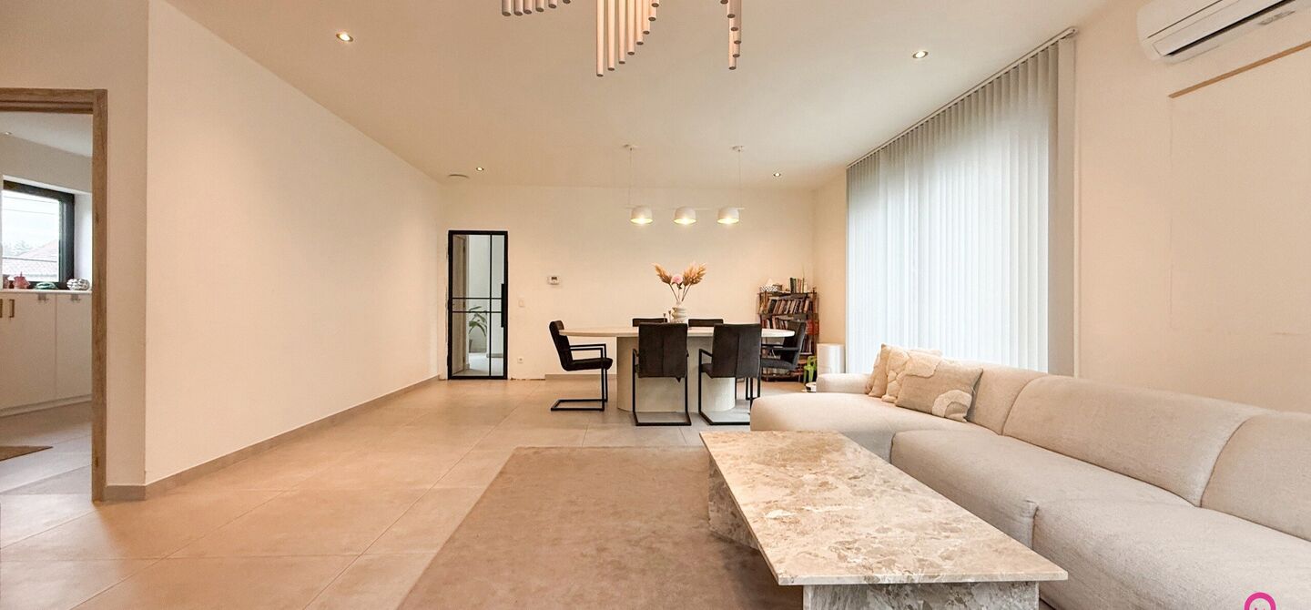 Bij ImmoFusion 7/7 &ldquo;open huis&rdquo; : klik op onze 3D-TOUR.
Ervaar vastgoed alsof je er zelf doorloopt!

Welkom in deze uitzonderlijke open bebouwing, gelegen op Witte Weg 18 te Koersel, waar moderne architectuur, ruimte en comfort naadloos samenvloeien. D