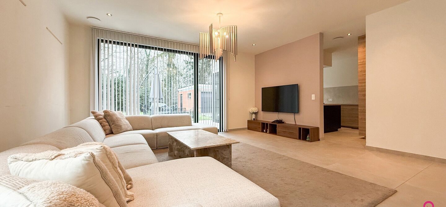 Bij ImmoFusion 7/7 &ldquo;open huis&rdquo; : klik op onze 3D-TOUR.
Ervaar vastgoed alsof je er zelf doorloopt!

Welkom in deze uitzonderlijke open bebouwing, gelegen op Witte Weg 18 te Koersel, waar moderne architectuur, ruimte en comfort naadloos samenvloeien. D