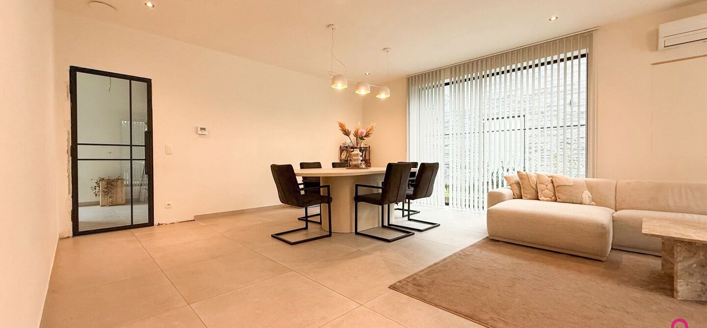 Bij ImmoFusion 7/7 &ldquo;open huis&rdquo; : klik op onze 3D-TOUR.
Ervaar vastgoed alsof je er zelf doorloopt!

Welkom in deze uitzonderlijke open bebouwing, gelegen op Witte Weg 18 te Koersel, waar moderne architectuur, ruimte en comfort naadloos samenvloeien. D