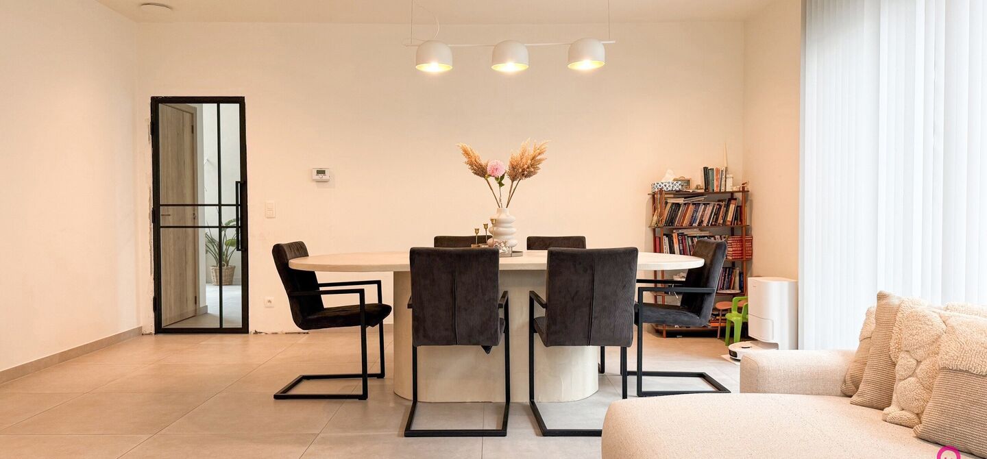 Bij ImmoFusion 7/7 &ldquo;open huis&rdquo; : klik op onze 3D-TOUR.
Ervaar vastgoed alsof je er zelf doorloopt!

Welkom in deze uitzonderlijke open bebouwing, gelegen op Witte Weg 18 te Koersel, waar moderne architectuur, ruimte en comfort naadloos samenvloeien. D