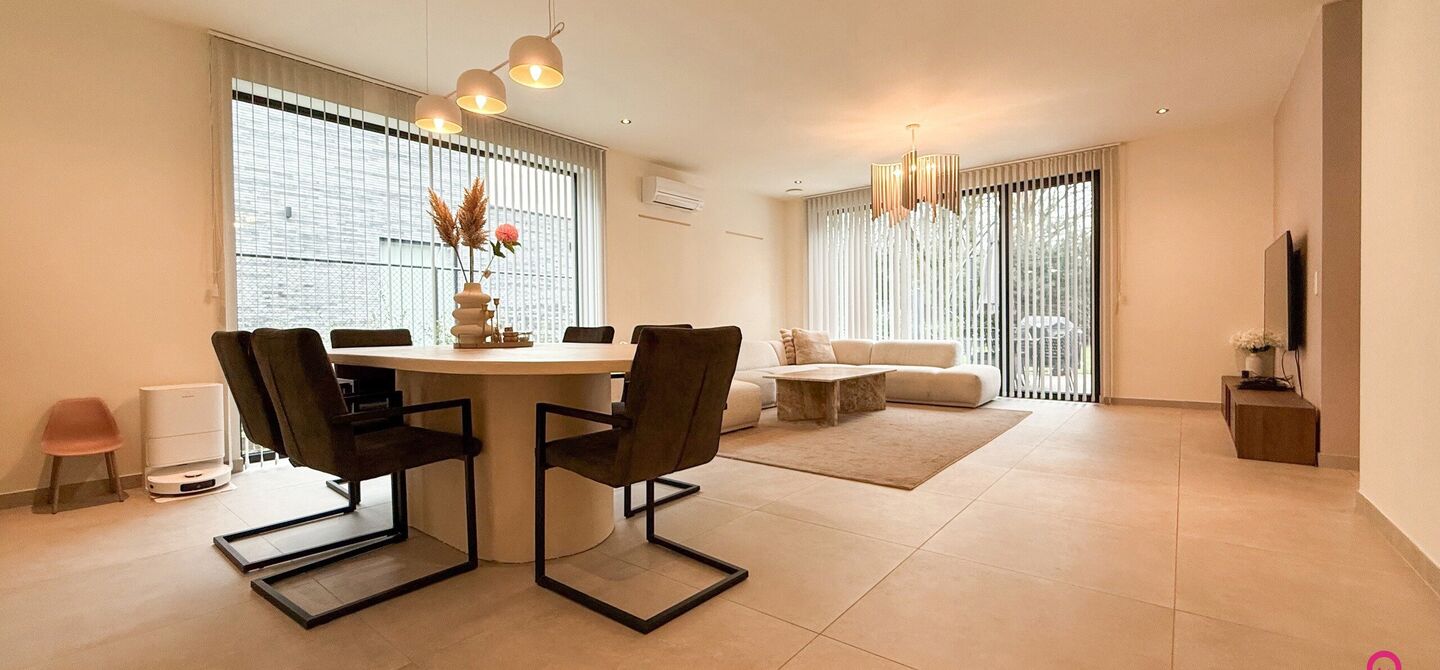 Bij ImmoFusion 7/7 &ldquo;open huis&rdquo; : klik op onze 3D-TOUR.
Ervaar vastgoed alsof je er zelf doorloopt!

Welkom in deze uitzonderlijke open bebouwing, gelegen op Witte Weg 18 te Koersel, waar moderne architectuur, ruimte en comfort naadloos samenvloeien. D