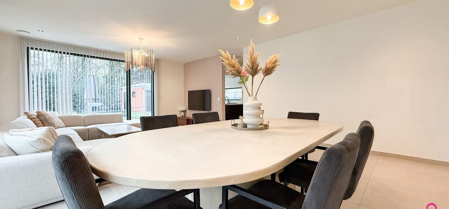 Bij ImmoFusion 7/7 &ldquo;open huis&rdquo; : klik op onze 3D-TOUR.
Ervaar vastgoed alsof je er zelf doorloopt!

Welkom in deze uitzonderlijke open bebouwing, gelegen op Witte Weg 18 te Koersel, waar moderne architectuur, ruimte en comfort naadloos samenvloeien. D