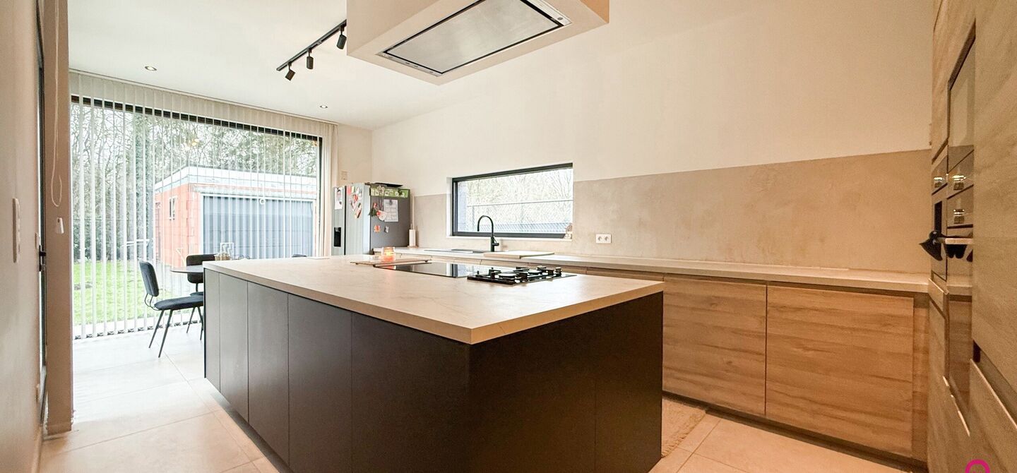 Bij ImmoFusion 7/7 &ldquo;open huis&rdquo; : klik op onze 3D-TOUR.
Ervaar vastgoed alsof je er zelf doorloopt!

Welkom in deze uitzonderlijke open bebouwing, gelegen op Witte Weg 18 te Koersel, waar moderne architectuur, ruimte en comfort naadloos samenvloeien. D