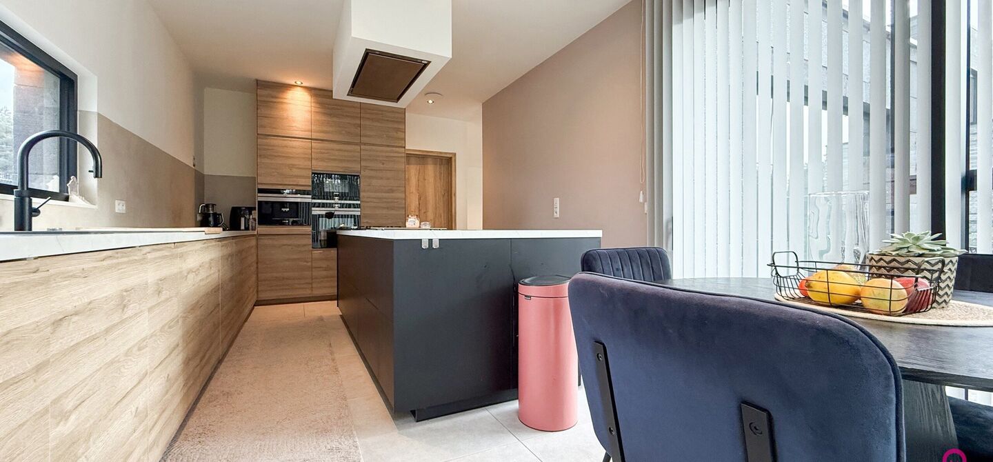 Bij ImmoFusion 7/7 &ldquo;open huis&rdquo; : klik op onze 3D-TOUR.
Ervaar vastgoed alsof je er zelf doorloopt!

Welkom in deze uitzonderlijke open bebouwing, gelegen op Witte Weg 18 te Koersel, waar moderne architectuur, ruimte en comfort naadloos samenvloeien. D