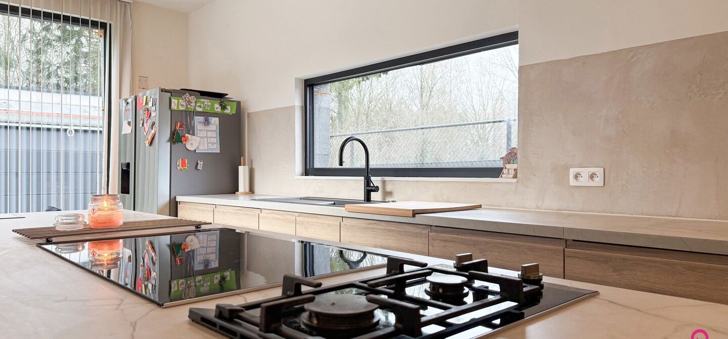 Bij ImmoFusion 7/7 &ldquo;open huis&rdquo; : klik op onze 3D-TOUR.
Ervaar vastgoed alsof je er zelf doorloopt!

Welkom in deze uitzonderlijke open bebouwing, gelegen op Witte Weg 18 te Koersel, waar moderne architectuur, ruimte en comfort naadloos samenvloeien. D