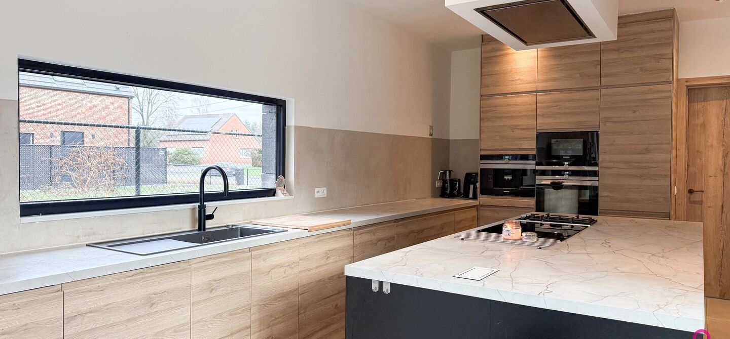 Bij ImmoFusion 7/7 &ldquo;open huis&rdquo; : klik op onze 3D-TOUR.
Ervaar vastgoed alsof je er zelf doorloopt!

Welkom in deze uitzonderlijke open bebouwing, gelegen op Witte Weg 18 te Koersel, waar moderne architectuur, ruimte en comfort naadloos samenvloeien. D