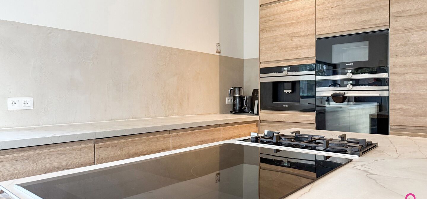 Bij ImmoFusion 7/7 &ldquo;open huis&rdquo; : klik op onze 3D-TOUR.
Ervaar vastgoed alsof je er zelf doorloopt!

Welkom in deze uitzonderlijke open bebouwing, gelegen op Witte Weg 18 te Koersel, waar moderne architectuur, ruimte en comfort naadloos samenvloeien. D