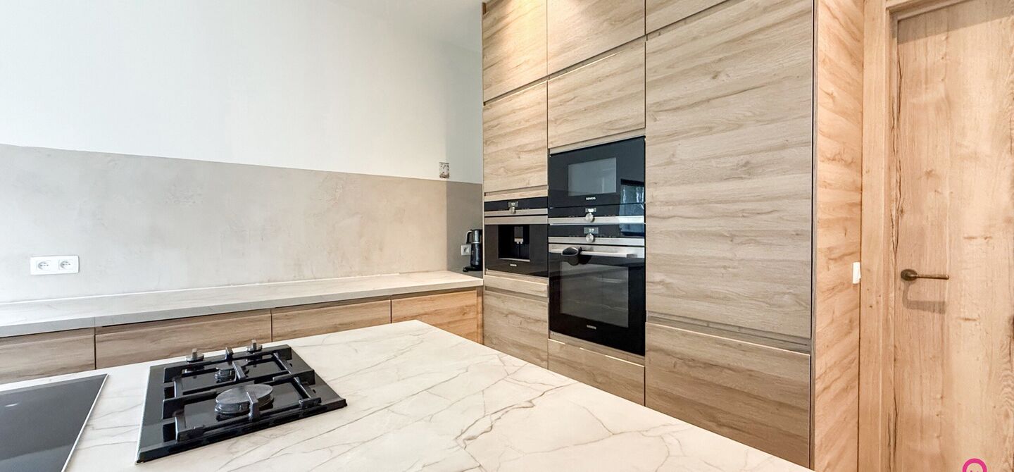 Bij ImmoFusion 7/7 &ldquo;open huis&rdquo; : klik op onze 3D-TOUR.
Ervaar vastgoed alsof je er zelf doorloopt!

Welkom in deze uitzonderlijke open bebouwing, gelegen op Witte Weg 18 te Koersel, waar moderne architectuur, ruimte en comfort naadloos samenvloeien. D